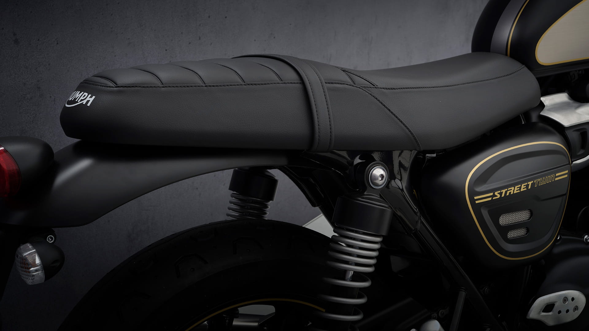 Triumph street twin shop goldline